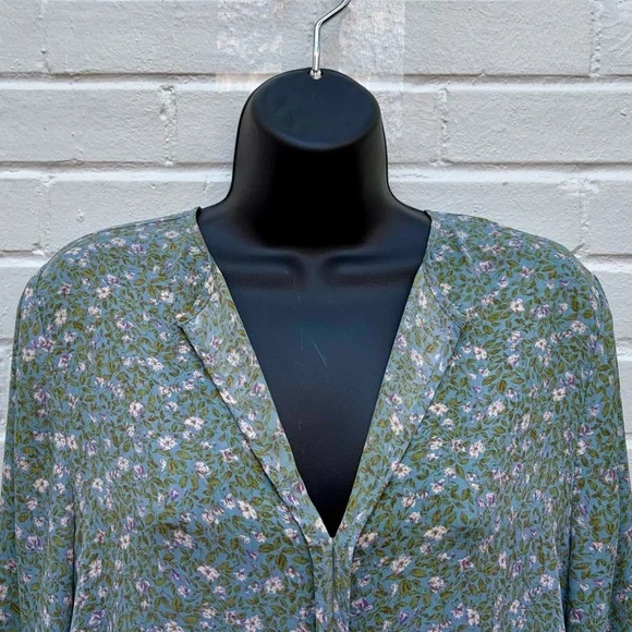 Bobeau Floral Green & Blue Hi Lo Blouse, SZ M NWOT - Picture 3 of 9